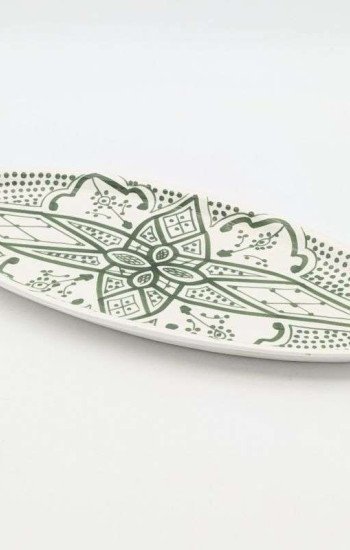 Handgjord grön och vit keramik fat oval - klassiskt mönster (grossist) Handgjord grön och vit keramik fat oval - klassiskt mönster (grossist)