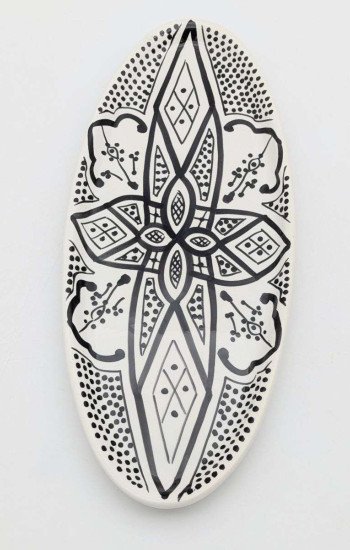 Handgjord svart och vit keramik fat oval - klassiskt mönster (grossist) Handgjord svart och vit keramik fat oval - klassiskt mönster (grossist)