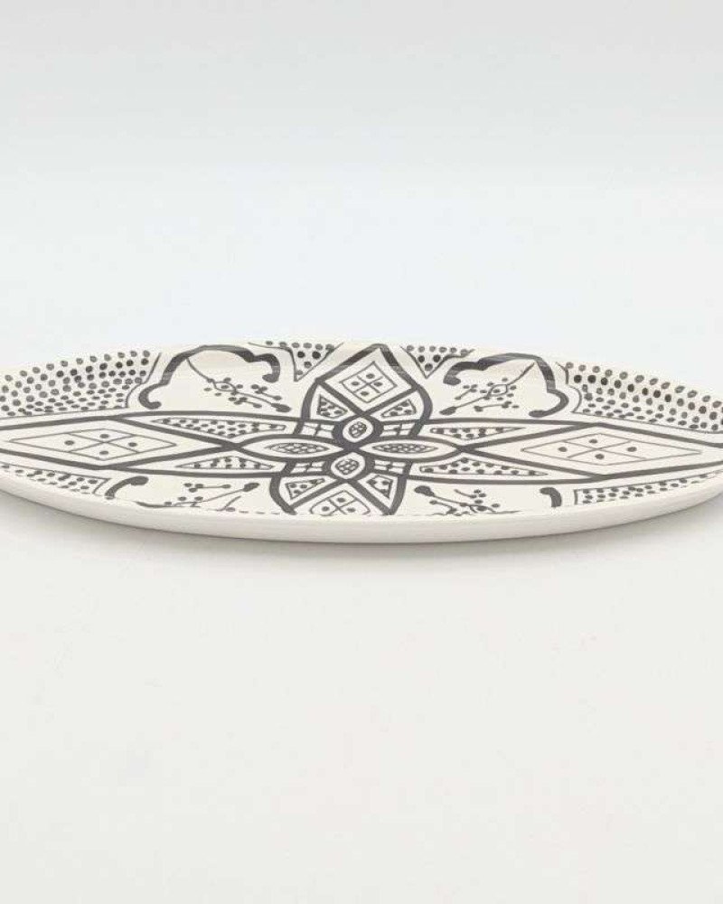 Handgjord svart och vit keramik fat oval - klassiskt mönster (grossist) Handgjord svart och vit keramik fat oval - klassiskt mönster (grossist)