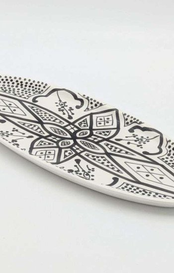 Handgjord svart och vit keramik fat oval - klassiskt mönster (grossist) Handgjord svart och vit keramik fat oval - klassiskt mönster (grossist)