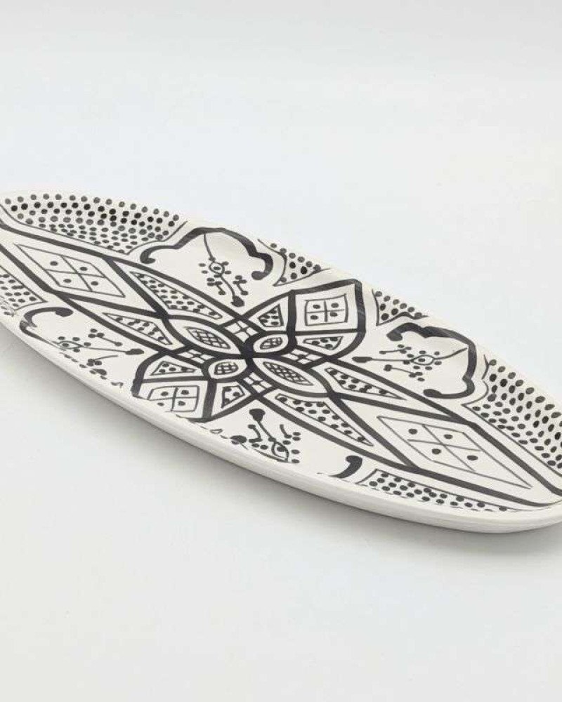 Handgjord svart och vit keramik fat oval - klassiskt mönster (grossist) Handgjord svart och vit keramik fat oval - klassiskt mönster (grossist)